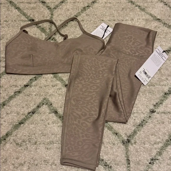 NWT - Alo Yoga Airlift Set ( Intrigue bra/ Leggings )in Leopard gravel XS/S